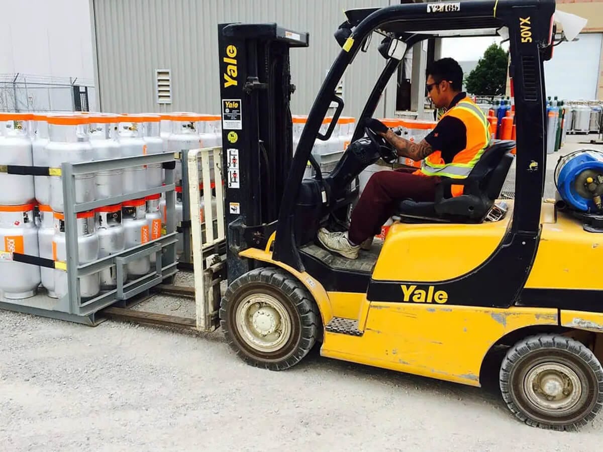 How-Do-You-Set-Up-Scheduled-Forklift-Propane-Delivery-For-Your-Shop